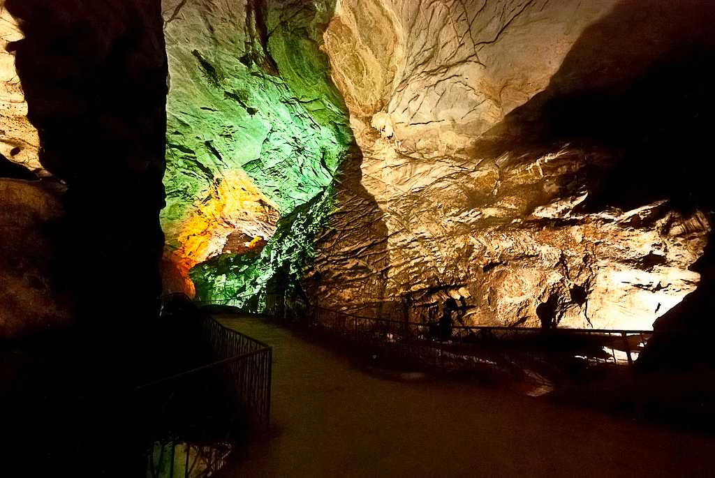 荒谷的Borra洞穴