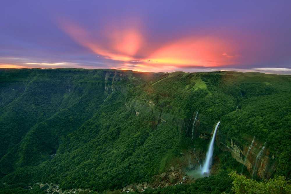 Nohikalai瀑布是印度季风季节的旅游胜地