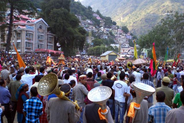 一个彩色的游行，Kullu Dussehra 2017日期