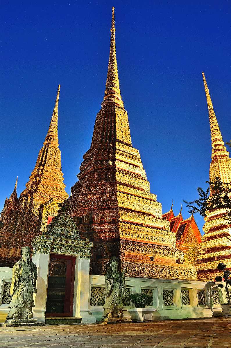Phra Maha Chedi Si Rajakarn在卧佛寺