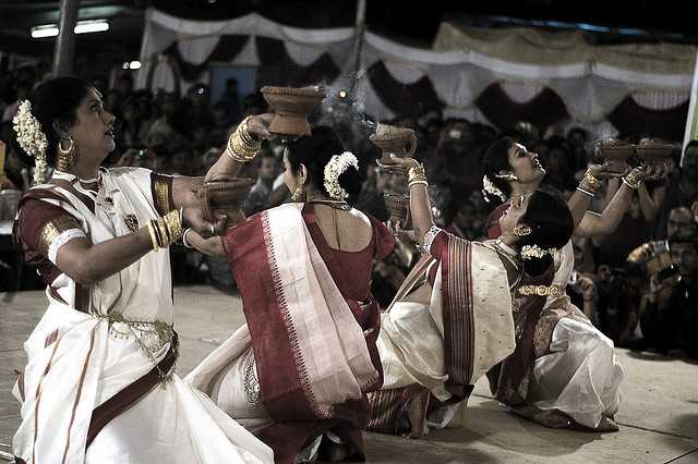 2017年加尔各答杜尔加普加节的传统舞蹈