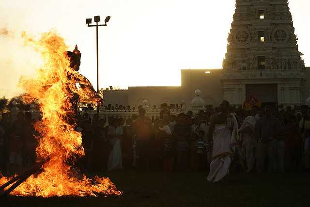 燃烧的罗波那雕像Dusshera Navratri 2017日期