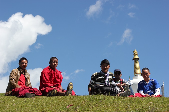 冷却与年轻的僧侣在达旺的晴朗的斜坡