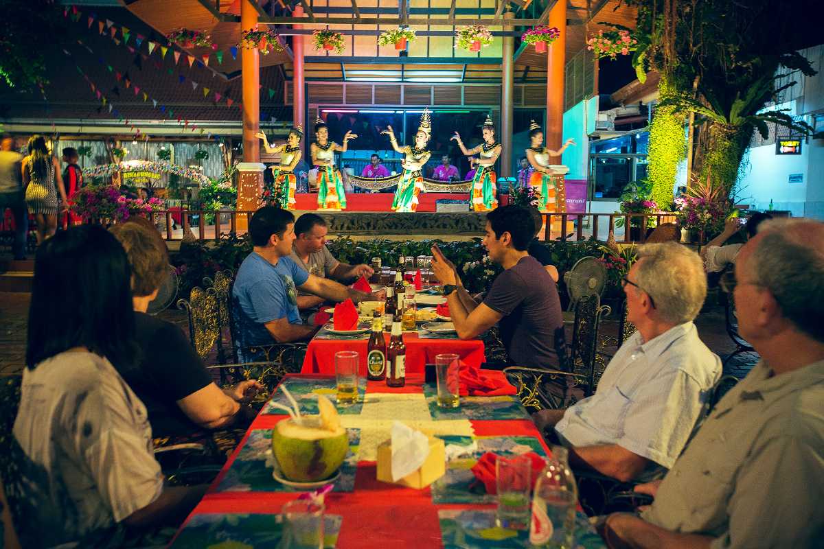 Ruen泰国餐馆了泰国的传统舞蹈表演与清真食品在芭堤雅