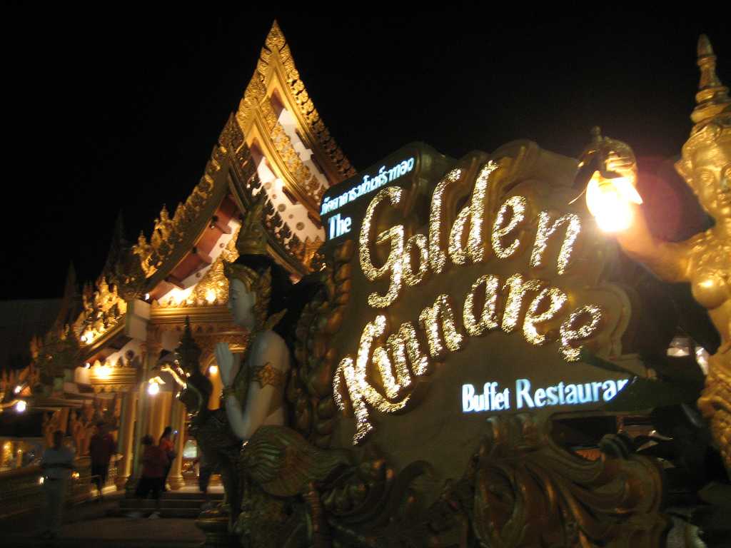 黄金Kinnaree自助餐厅在普吉岛幻想