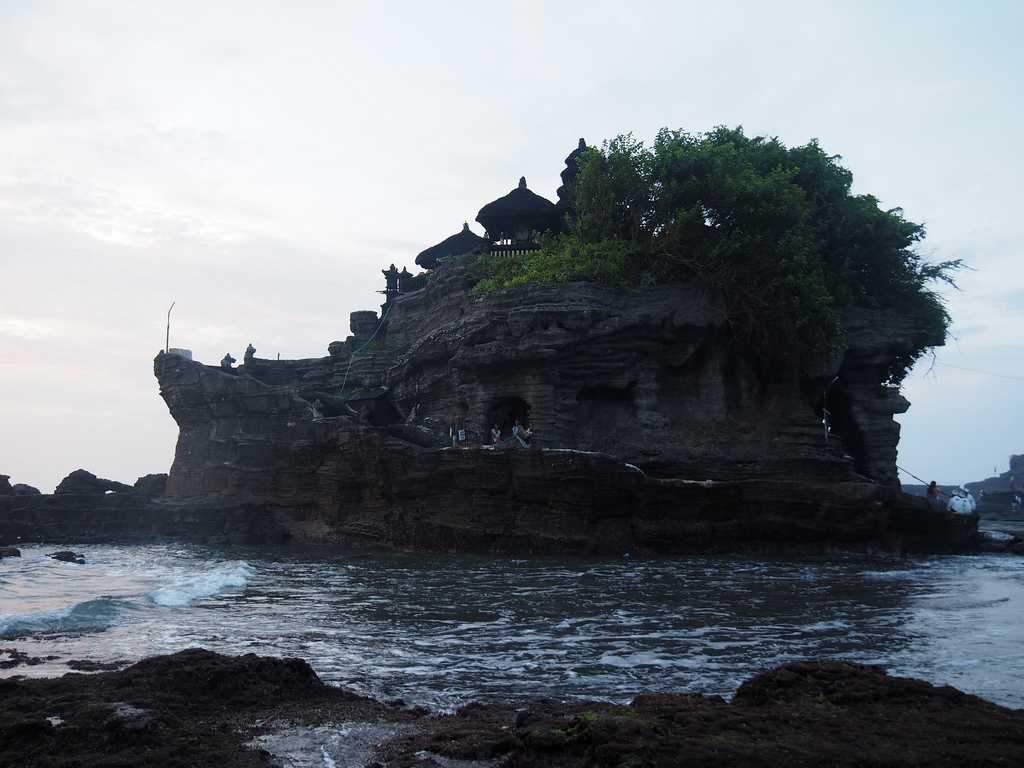 Tanah Lot是一座16世纪的印度教-巴厘岛寺庙
