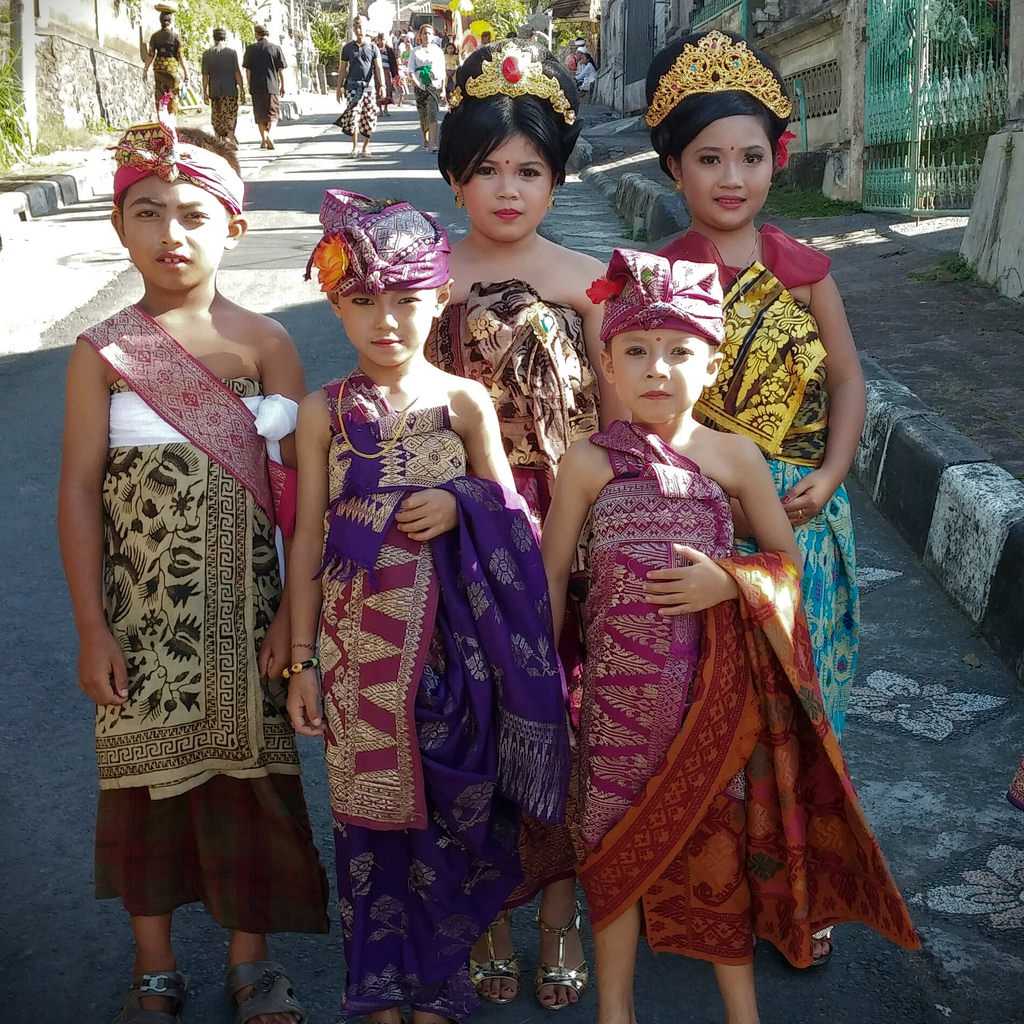 巴厘岛儿童的传统服饰