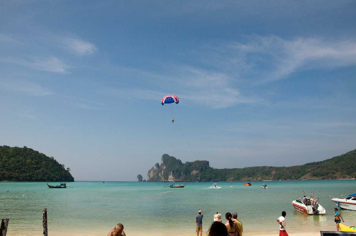 帆伞运动在普吉岛