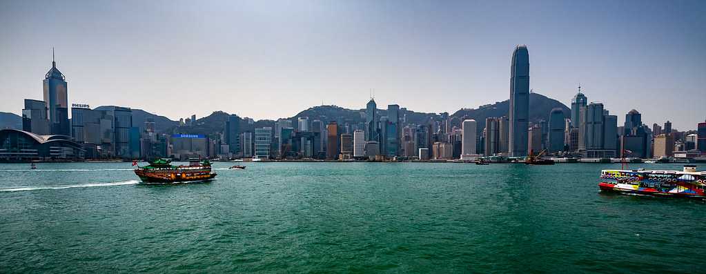 横跨维多利亚港的香港天际线