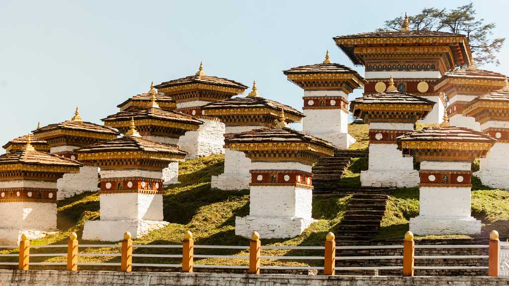 纪念碑在Dochula通过不丹