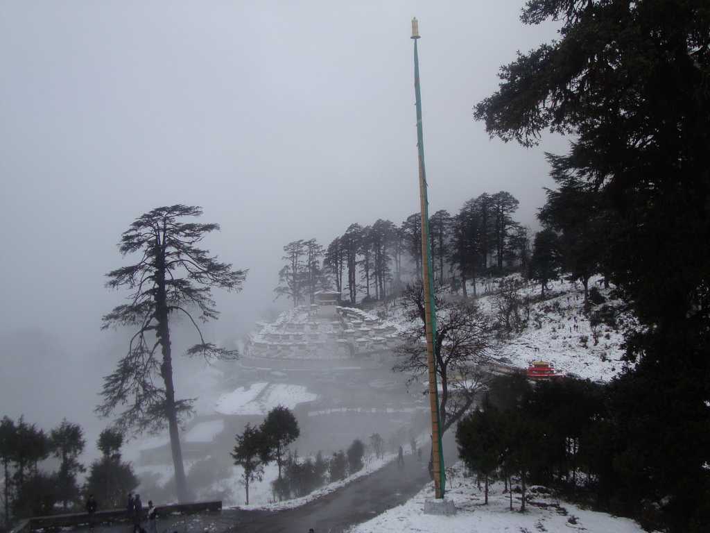 雪在Dochula通过不丹