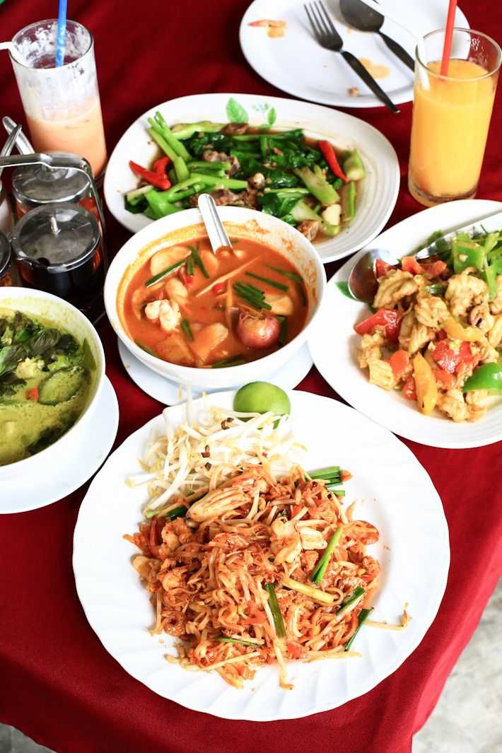 在巴东普吉岛的Kaab Gluay清真餐厅的泰国食物