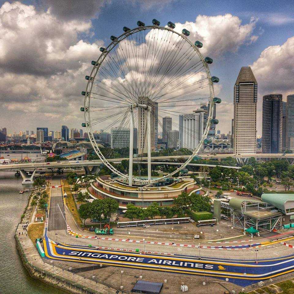 鸟瞰新加坡飞轮