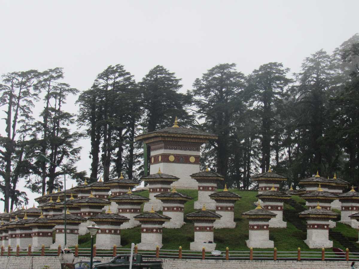 纪念碑在Dochula通过不丹