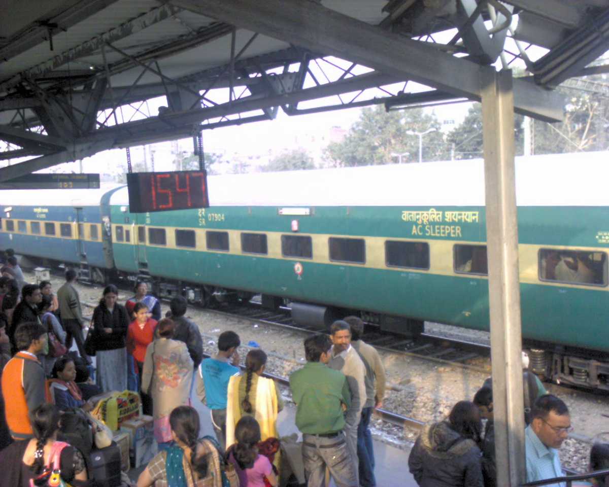 加里布·拉斯，印度有十列超高速列车