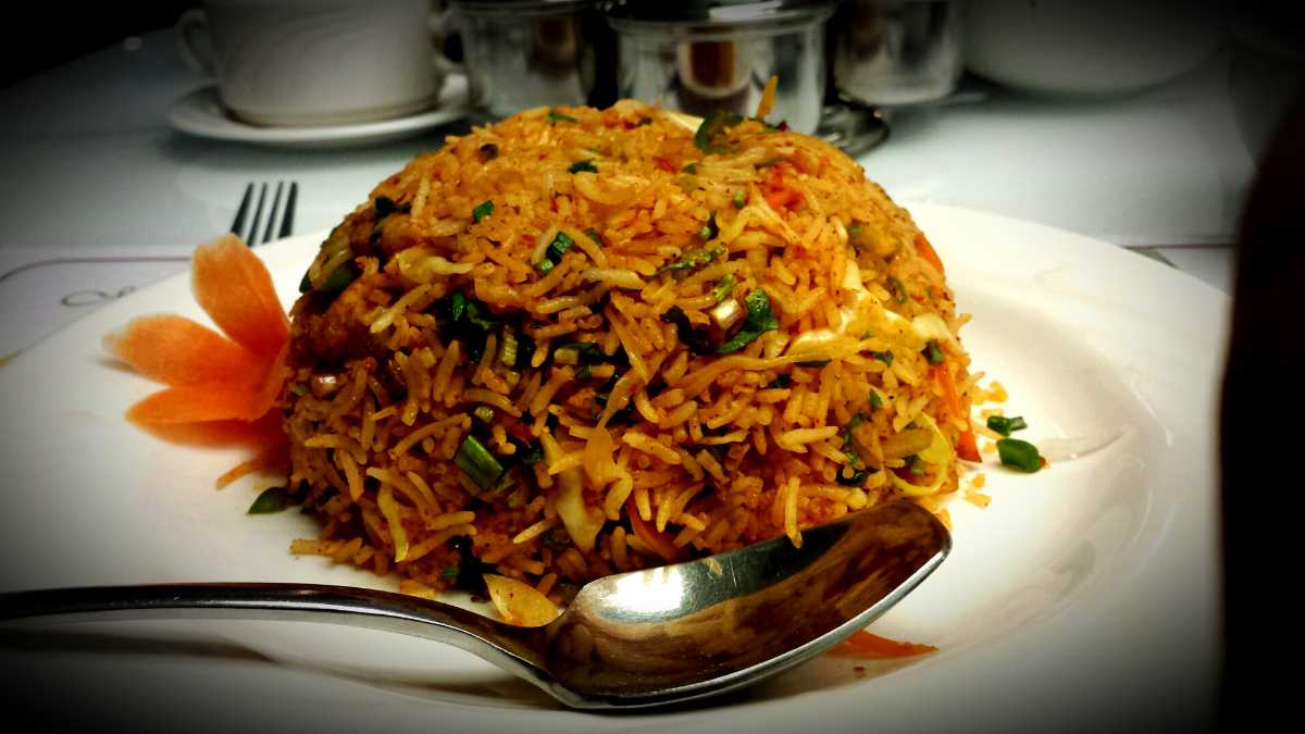 Aniyor素食餐厅以其蔬菜印度香饭而闻名。