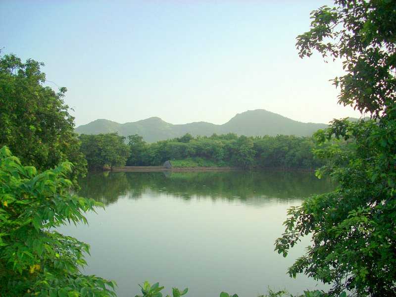 Girnar Taleti上的湖