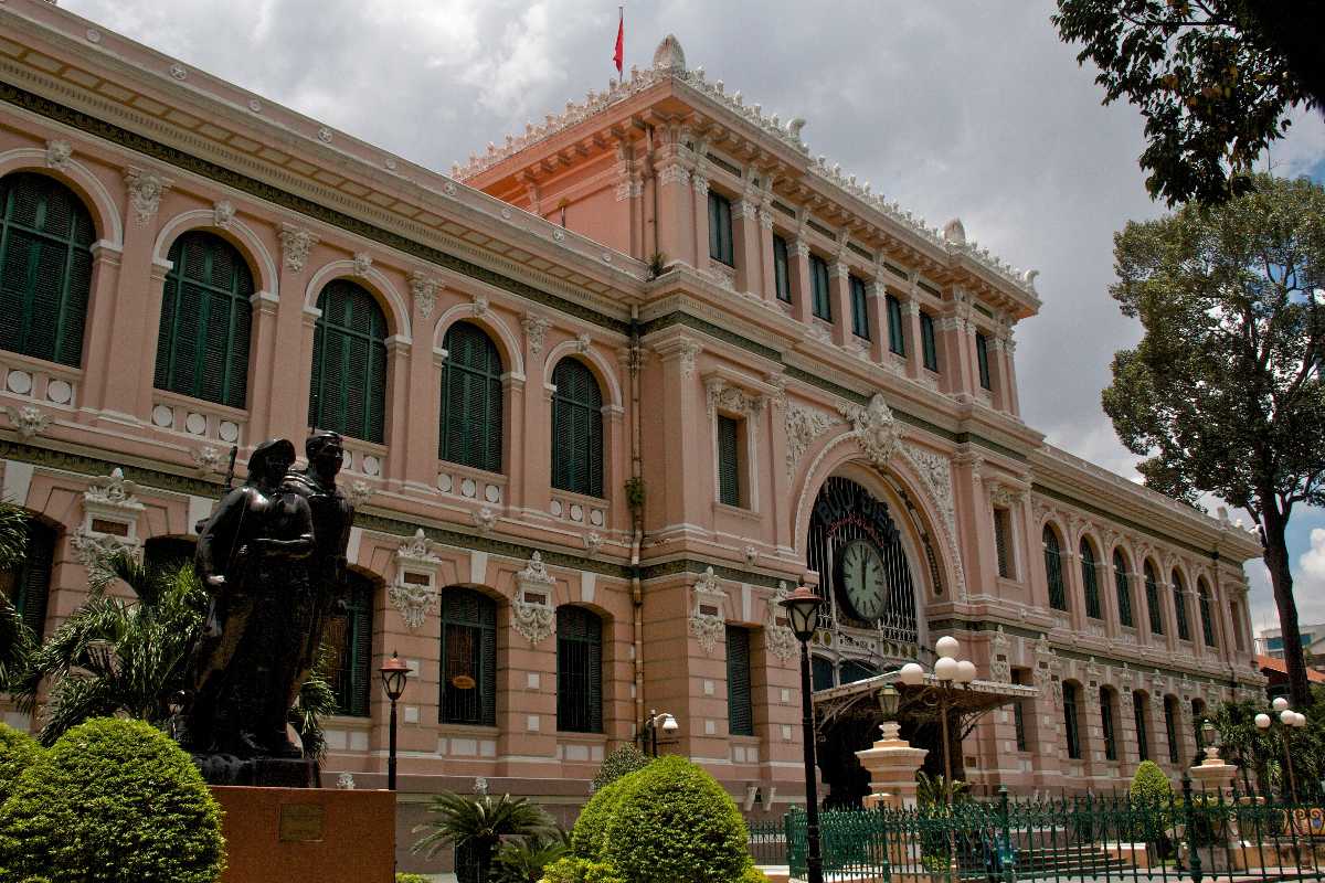 西贡中央邮局，是胡志明市众多法国殖民时期建筑之一