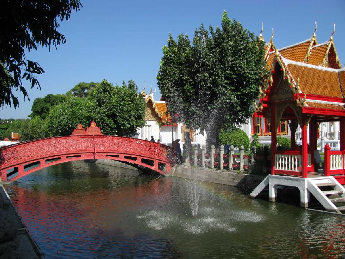 泰国曼谷Benchamabophit寺的运河
