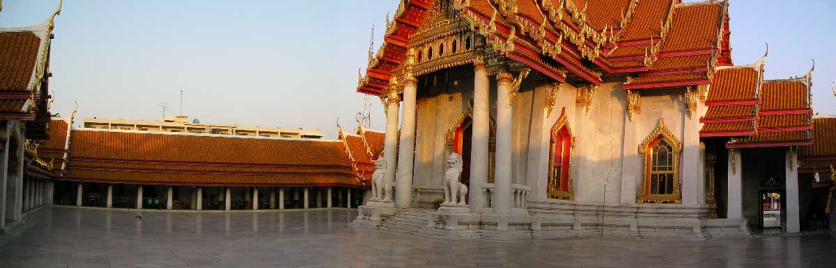 曼谷本查玛菲寺周围的画廊