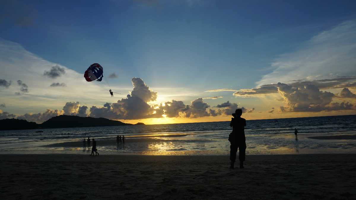 普吉岛卡玛拉海滩的日落